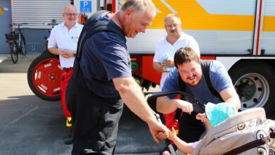 Feuerwehr Bernau rettet Kleinkind aus Fahrzeug