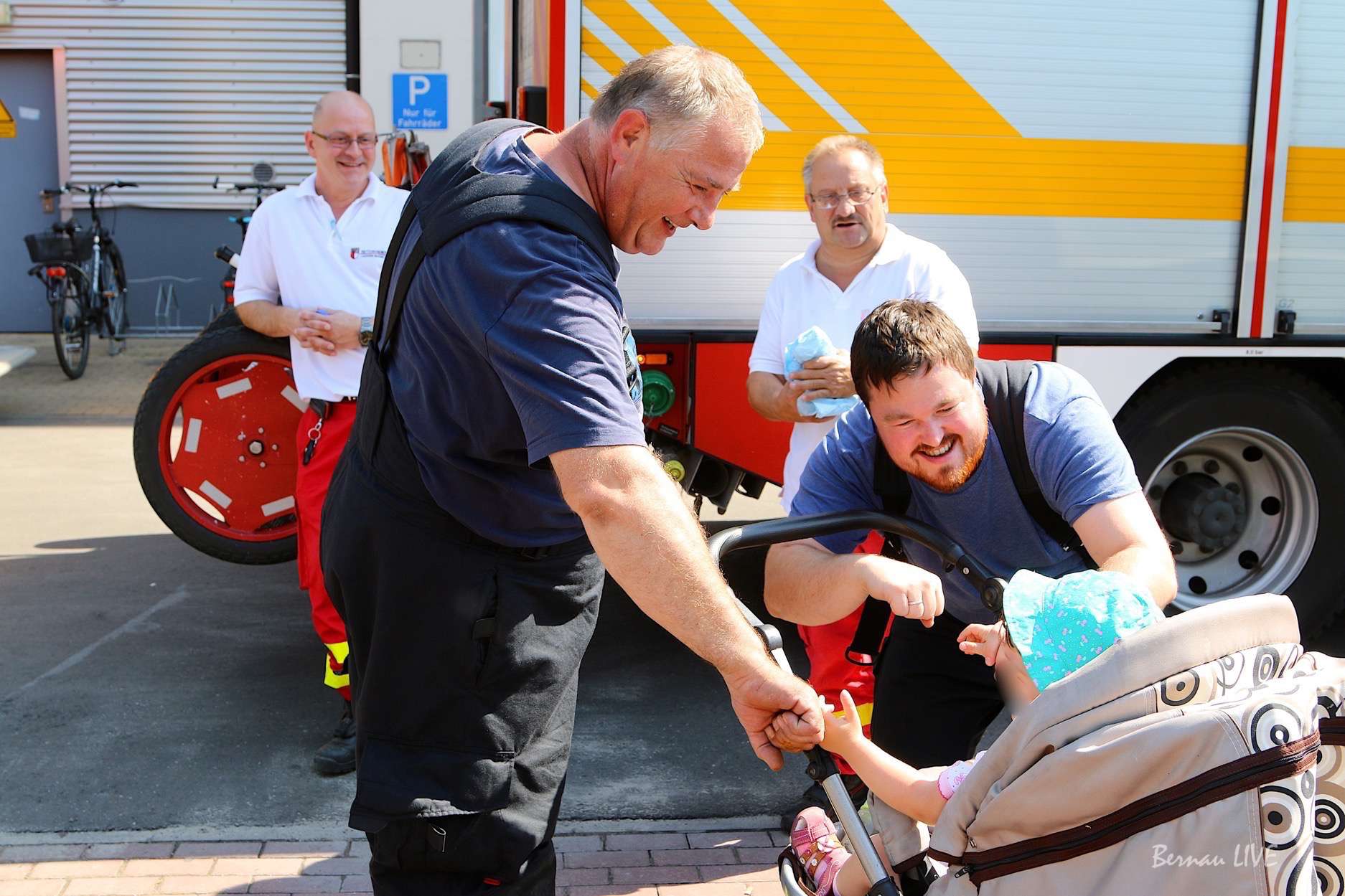 Feuerwehr Bernau rettet Kleinkind aus Fahrzeug