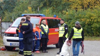 Bernau: Rettungshundestaffel Barnim und Jugendfeuerwehr im Einsatz