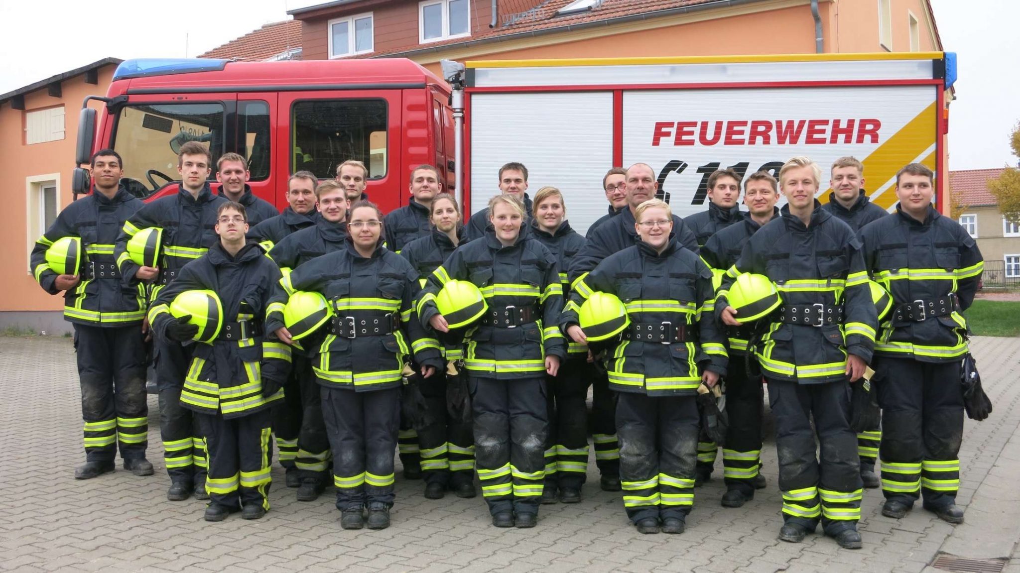 Bernau: 20 Feuerwehrleute bestehen Grundlehrgang 51 Bernau: 20 Bernauer Feuerwehrleute bestehen Grundlehrgang - Glückwunsch!