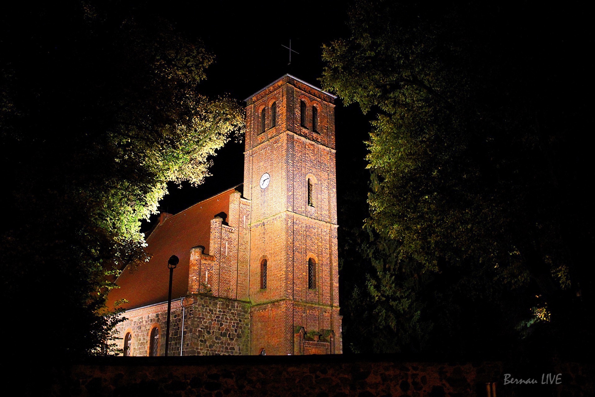 Ladeburg: Euch einen schönen Abend mit Blick auf die Kirche