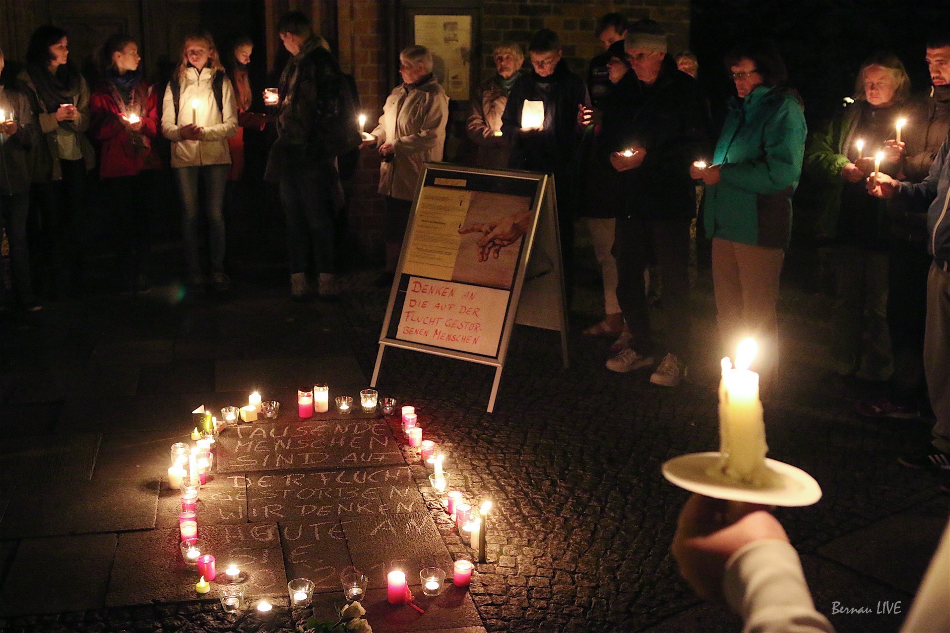 Bernau: Gedenkminuten und Kerzen für verstorbene Flüchtlinge