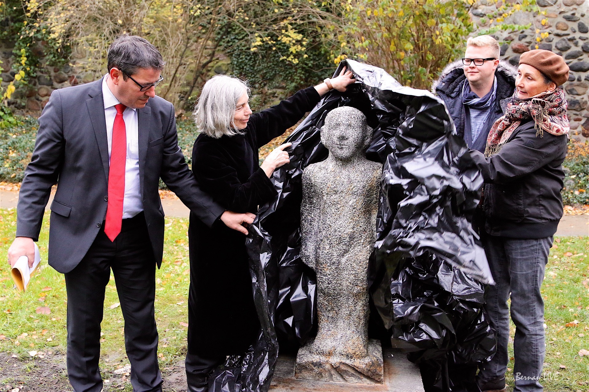 Bernau: Emerita Pansowova enthüllt Skulptur im Külzpark