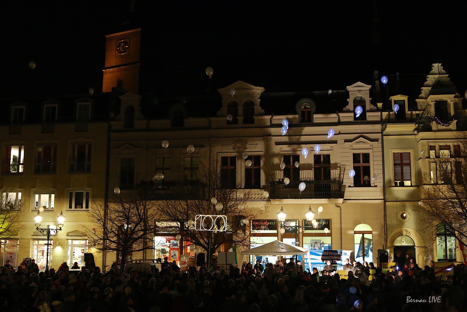 100 Luftballons zur 100. Dienstags-Demo in Bernau