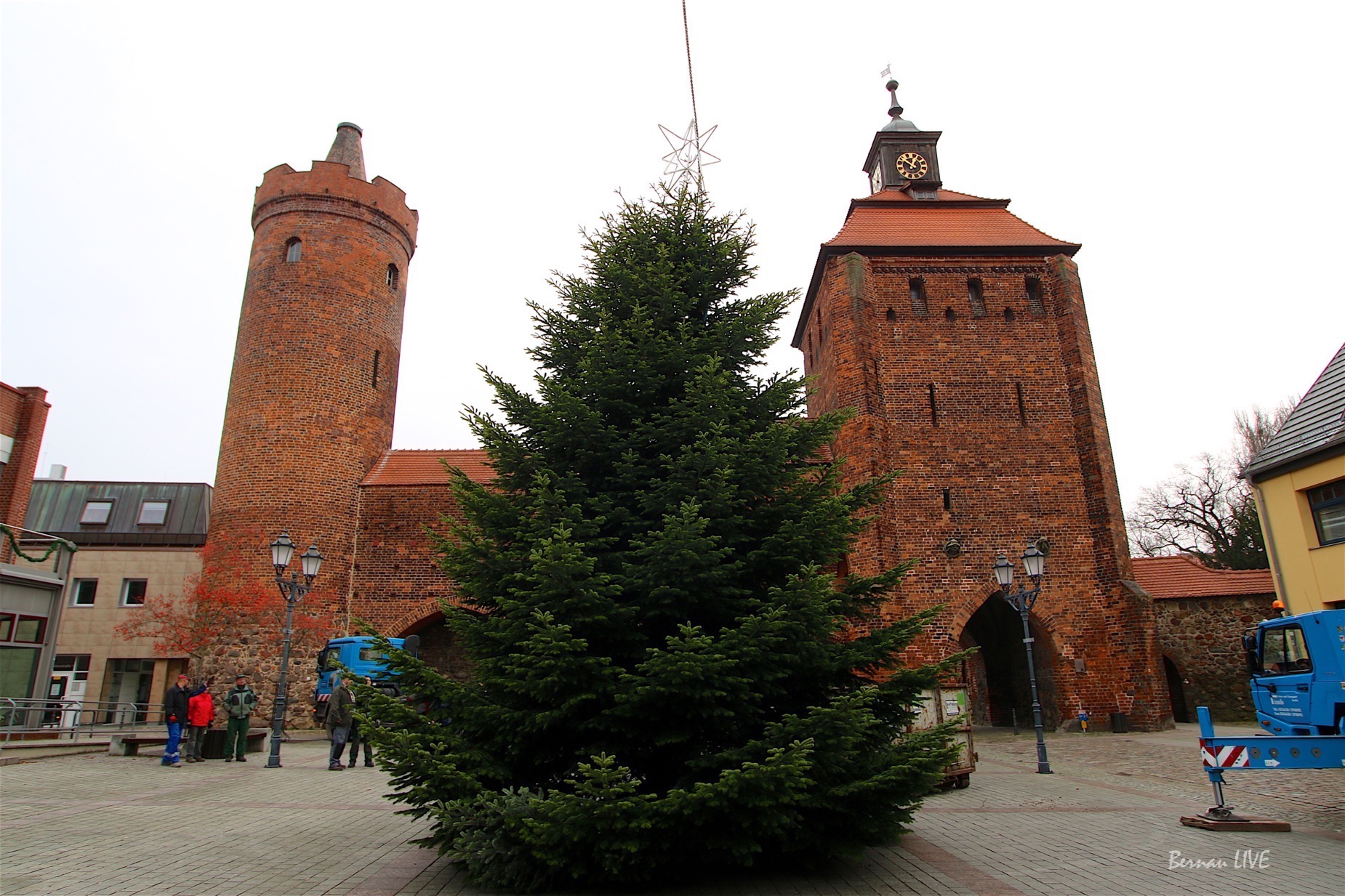 WOBAU Bernau: Weihnachtsbaum Nr. 2 - mit Glühwein eingeweiht...