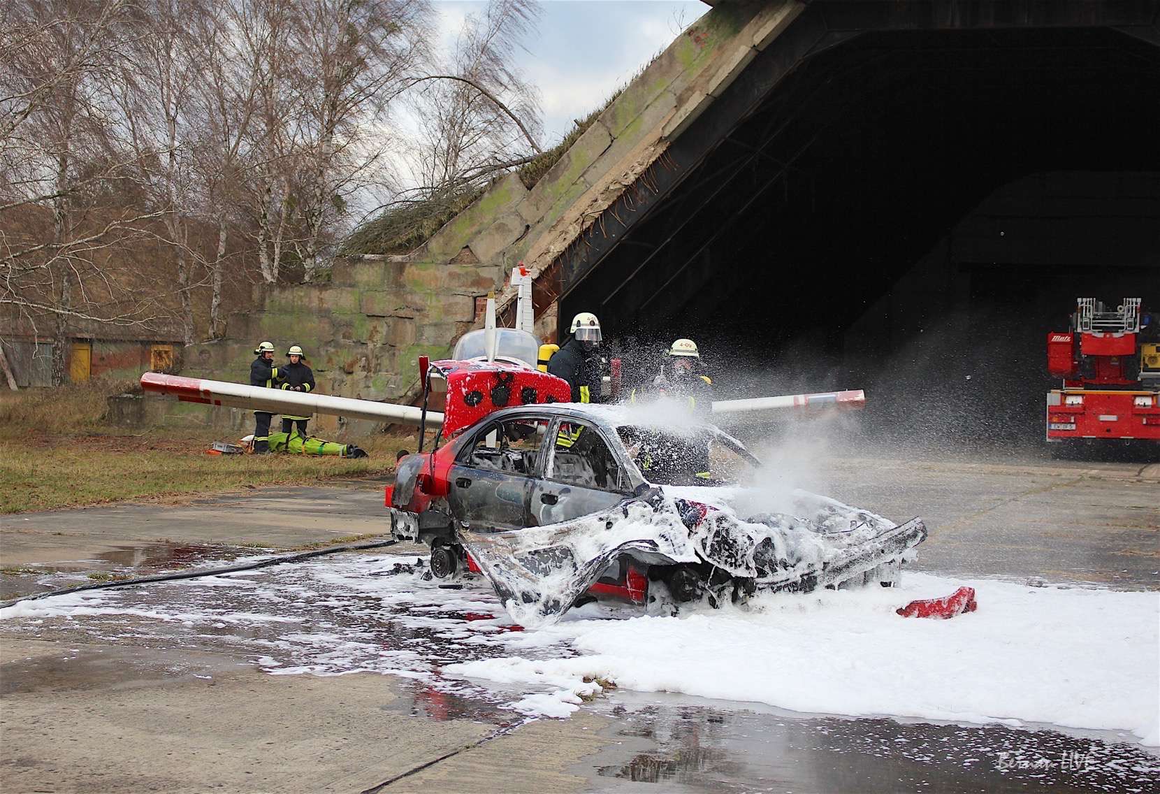 Feuerwehr Eberswalde: "Flugzeugunfall - Zusammenstoss Flugzeug mit PKW - Feuer"