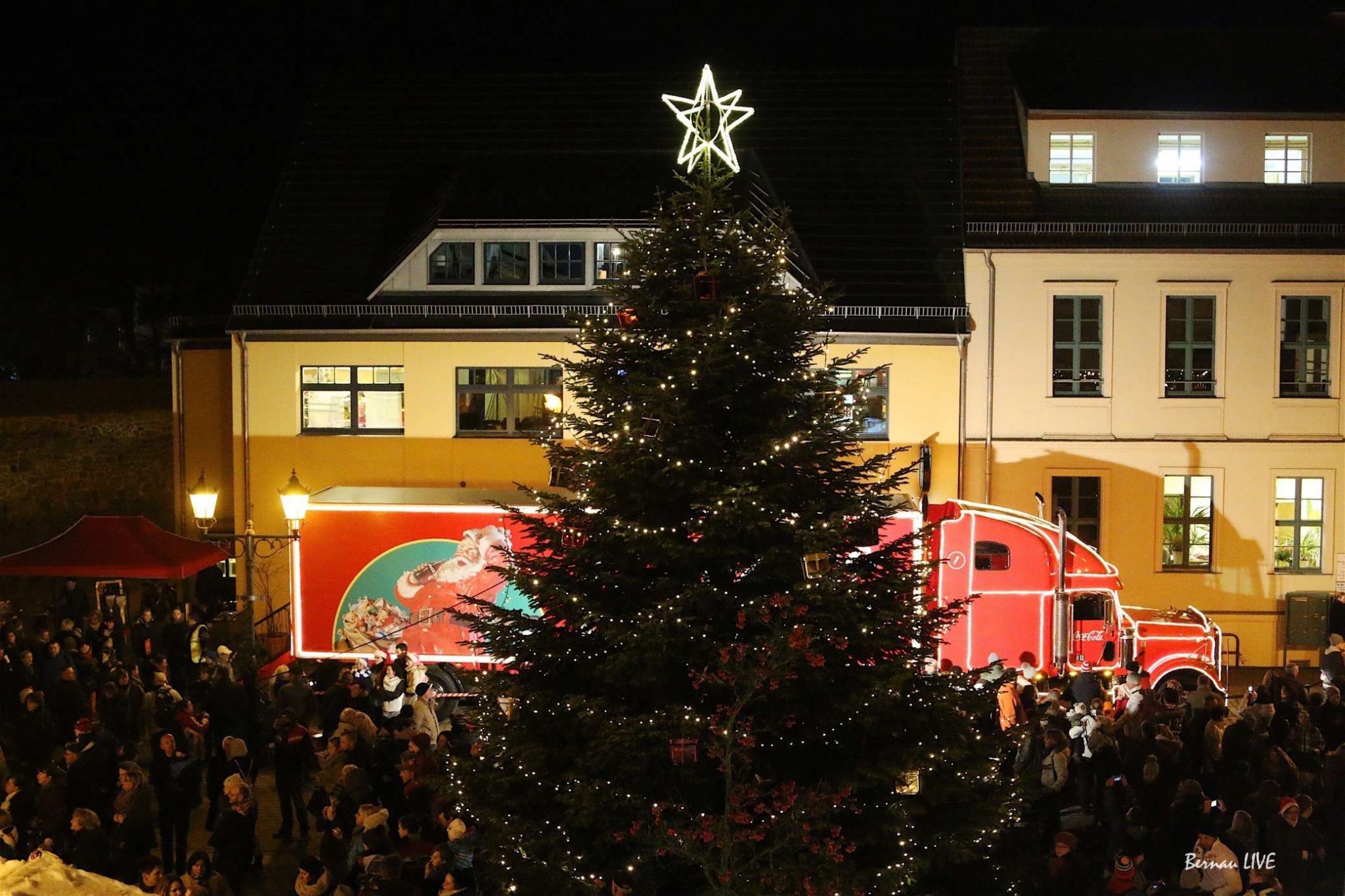 Coca Cola Weihnachtstruck in Bernau - Videos und Bilder 28 Coca Cola Weihnachtstrucks in Bernau