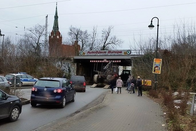 Bernau - Bagger unter Brücke