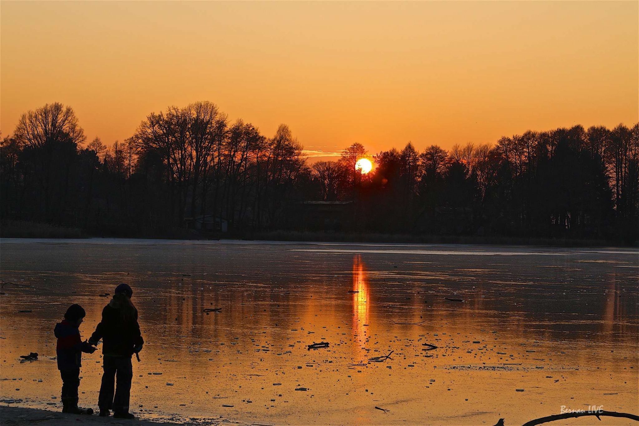 Bernau: Frostig schöner Sonnenuntergang am Gorinsee 3 Bernau: Frostig schöner Sonnenuntergang am Gorinsee - Vor wenigen Minuten versank die Sonne am schon vereisten Gorinsee