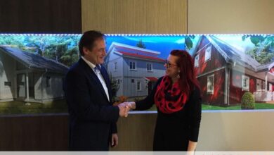 1000 Euro - Spende für die Eastside Fun Crew aus Bernau 13 Bernau: Karina Berg erhielt heute für die Kinder- und Jugendeinrichtung eine Spende in Höhe von 1.000 € von der Firma MAX HAUS, die Geschäftsführer Burkhardt Schröder, sichtlich erfreut, persönlich übergab.