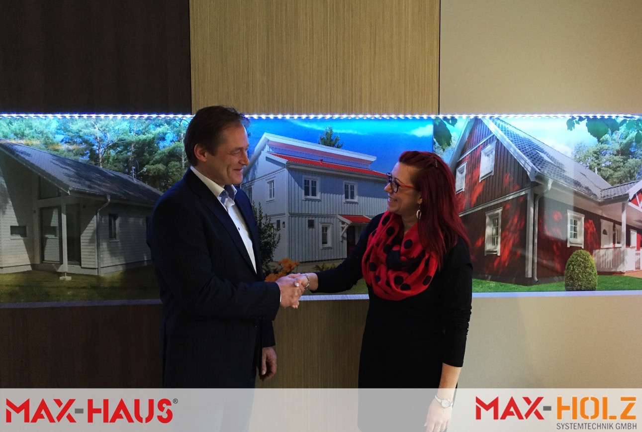 Bernau: Karina Berg erhielt heute für die Kinder- und Jugendeinrichtung eine Spende in Höhe von 1.000 € von der Firma MAX HAUS, die Geschäftsführer Burkhardt Schröder, sichtlich erfreut, persönlich übergab.