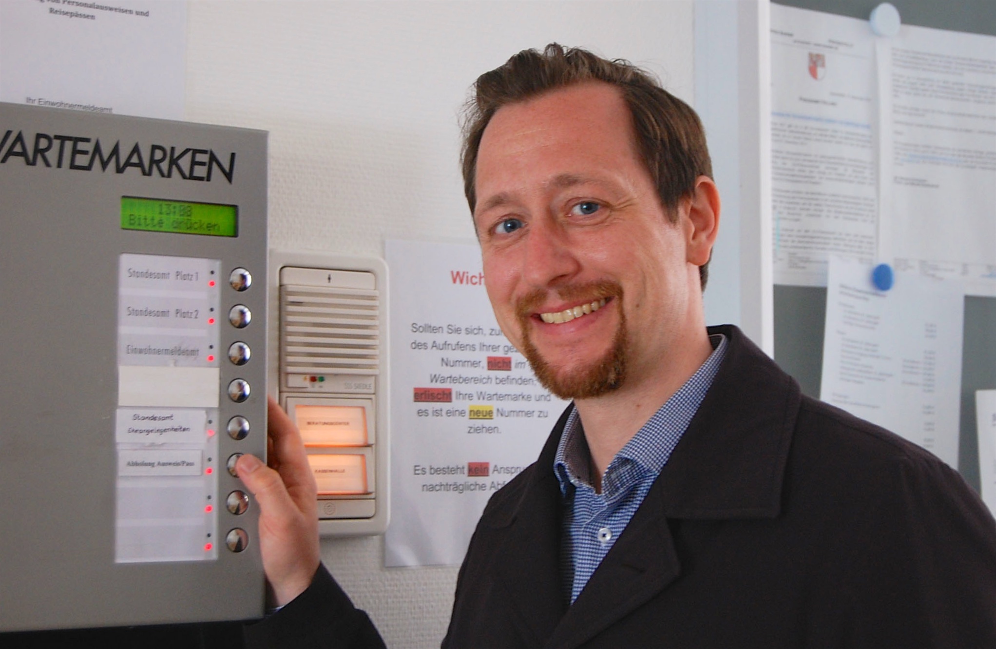 Mehr Service im Einwohnermeldeamt Bernau 1 Bernau: Testet die Expresstaste: Ordnungsamtsleiter Rory Schönfelder