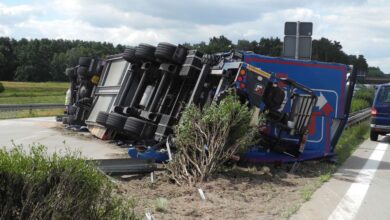 Unfall A10: Sattelzug durchbricht Leitplanke