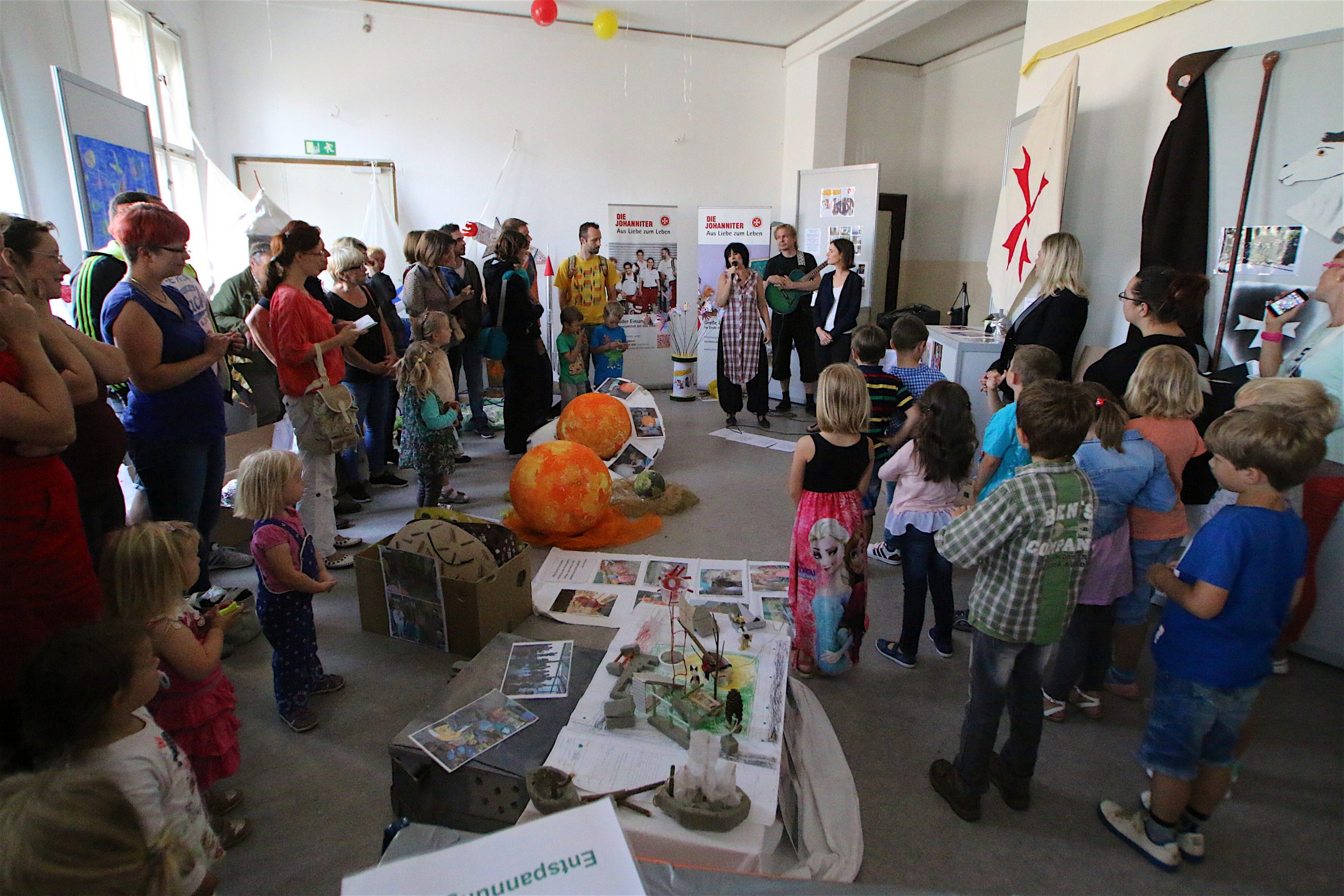 Ausstellungseröffnung der Kita "Weltenbummler" mit eigener Hymne 3 Kita Weltenbummler Bernau