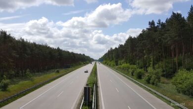 Bernau - A11 Lanke: Motorradfahrer bewarf mehrere Autos mit Steinen!