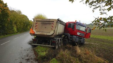 Bernau - Schmetzdorf: Geplatzter Reifen - LKW landete im Feld