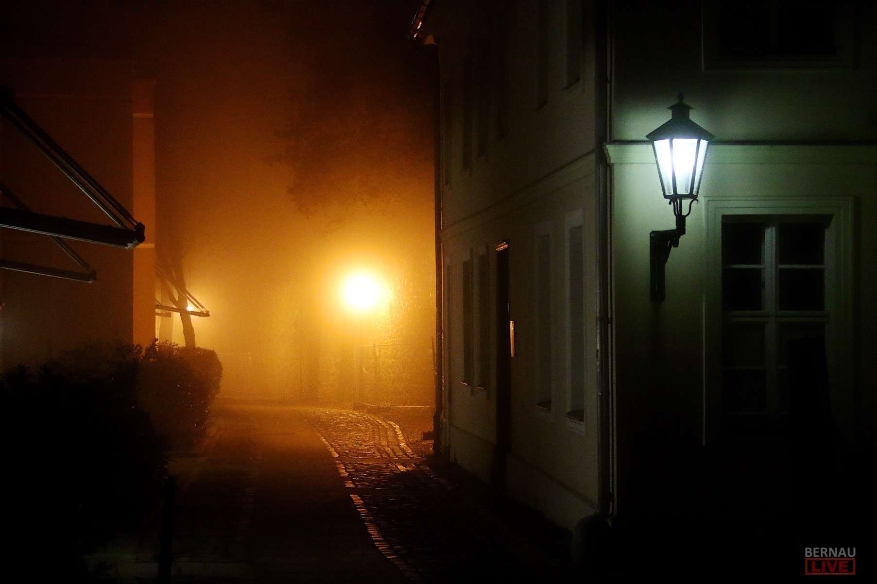 Bernau: Dichter Nebel in der nächtlichen Gasse am Henkerhaus