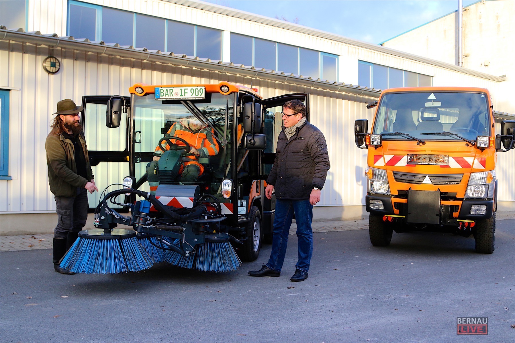 Zwei neue Fahrzeuge für den Bauhof Bernau und ein bisschen Schnee