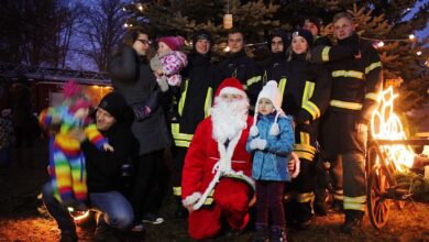 Weihnachtsmarkt in Schwanebeck und Kinder schmückten den Baum
