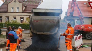Bernau - Schönow - Am heutigen Vormittag begann man mit schwerem Gerät mit dem Asphaltieren der Dorfstraße zwischen Am Lanker Weg und dem Dorfanger.
