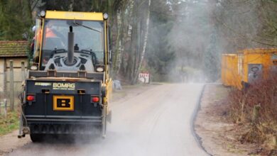 Bernau: Straßen in Nibelungen wurden mit einer Deckschicht überzogen