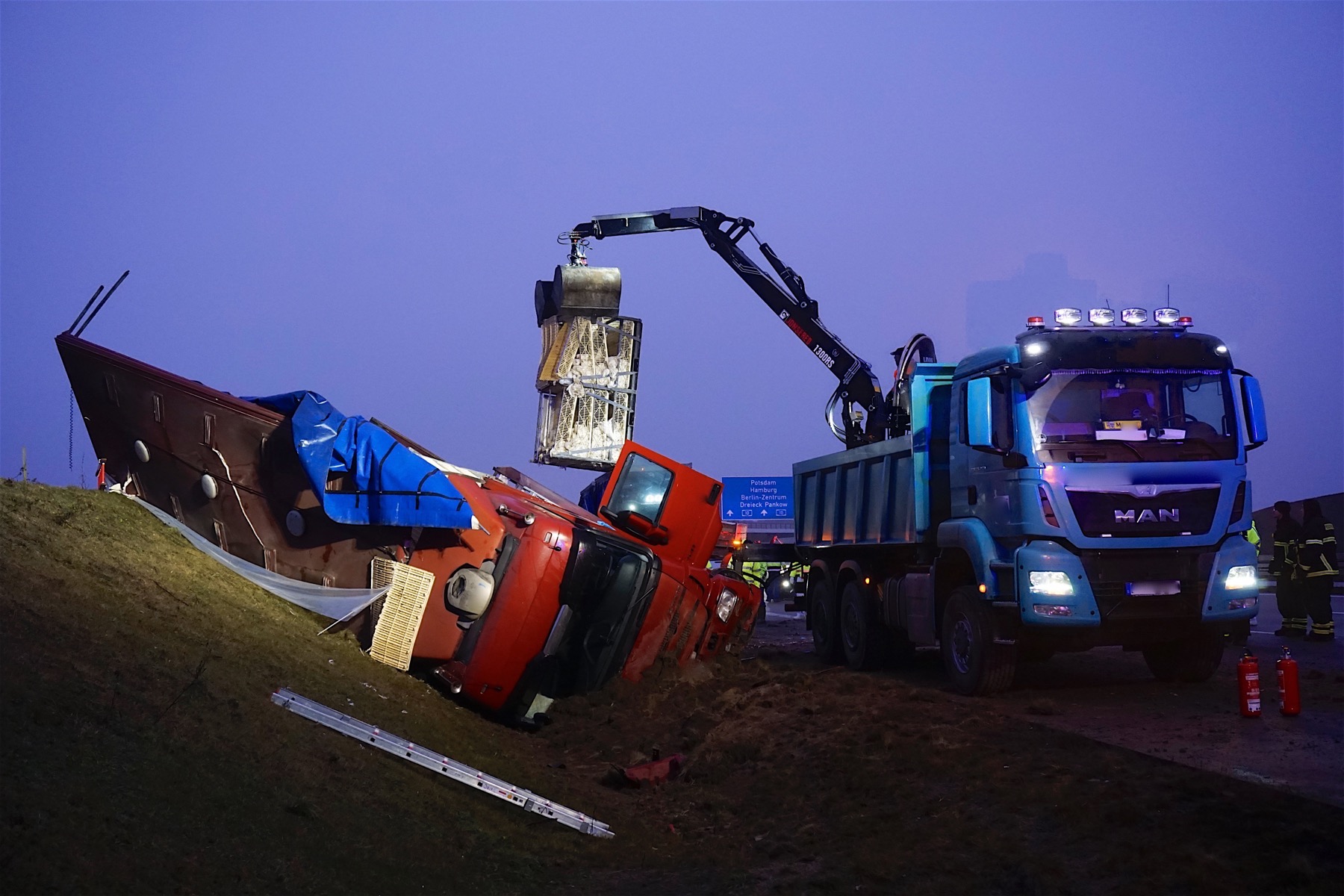 LKW mit 6.000 Hühnern umgekippt + Schwerer Unfall in Rüdnitz