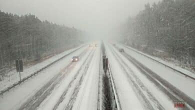 Bernau - Barnim: Auf einigen Straßen und Autobahnen, so wie hier auf der A11 bei Bernau Nord, sind die Fahrbahnen kaum noch zu erkennen.