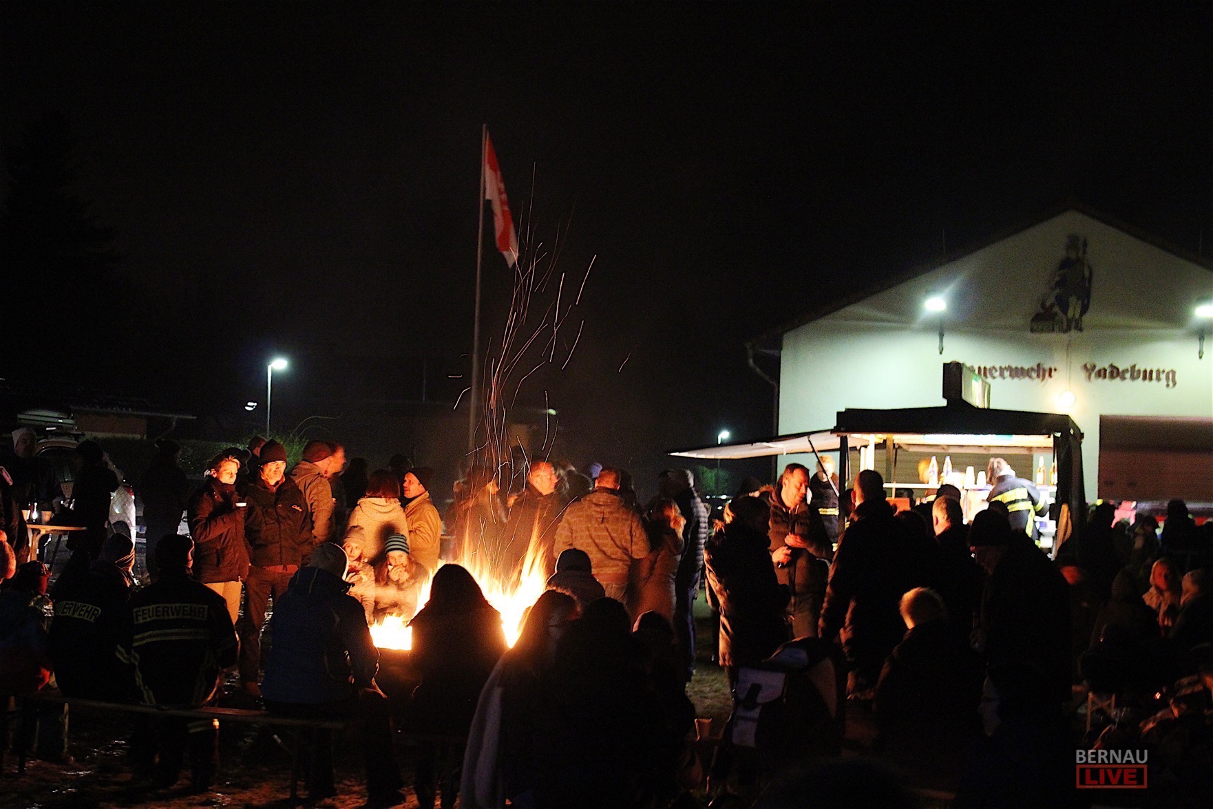 Bernau: Ein bisschen in Familie beim Winter-Lagerfeuer der Feuerwehr Ladeburg