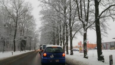 Stau aus Richtung Bernau Nord - Unfall-LKW wird gerade gehoben