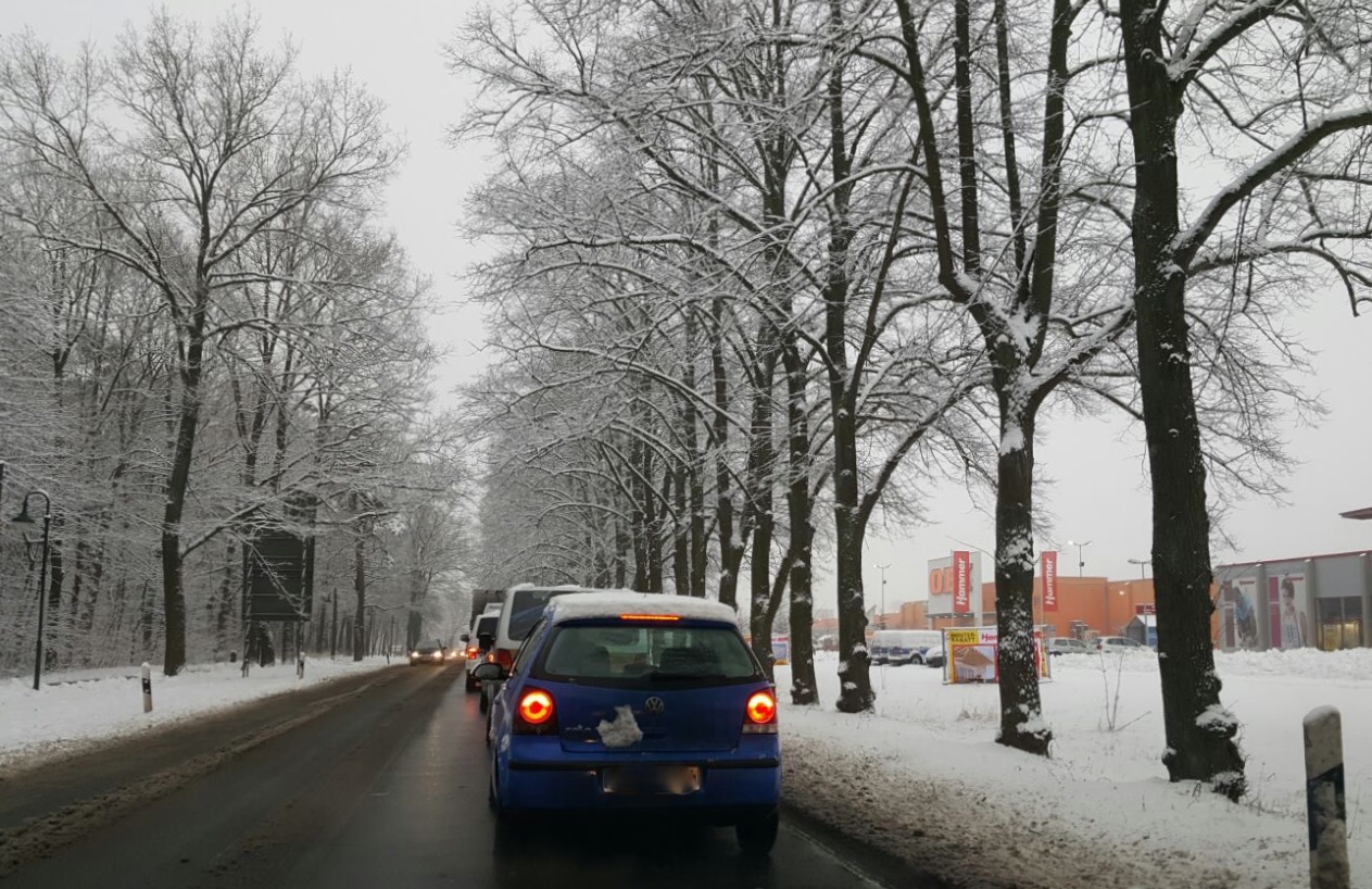 Stau aus Richtung Bernau Nord - Unfall-LKW wird gerade gehoben