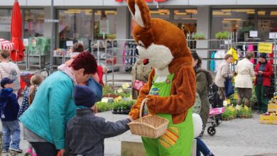 Bunte Ostereiersuche in der Innenstadt von Bernau