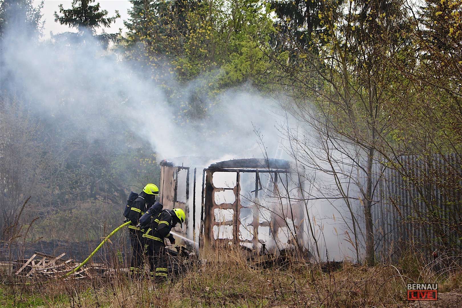 Bernau: Brand eines Bauwagens löste Feuerwehr-Großeinsatz aus