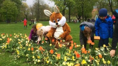 Zahlreiche Familien bei der Ostereiersuche im Stadtpark Bernau