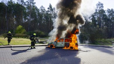 Bernau: Kein guter Start ins Wochenende - PKW auf der BAB11 in Vollbrand