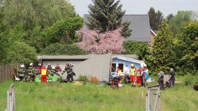 Feuerwehr Zepernick befreite Person unter eingestürztem Vordach