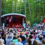 Ein traumhafter Sommerabend mit BIRDY in der Waldkirche Lobetal 10 Bernau: Ein traumhafter Sommerabend mit BIRDY in der Waldkirche Lobetal