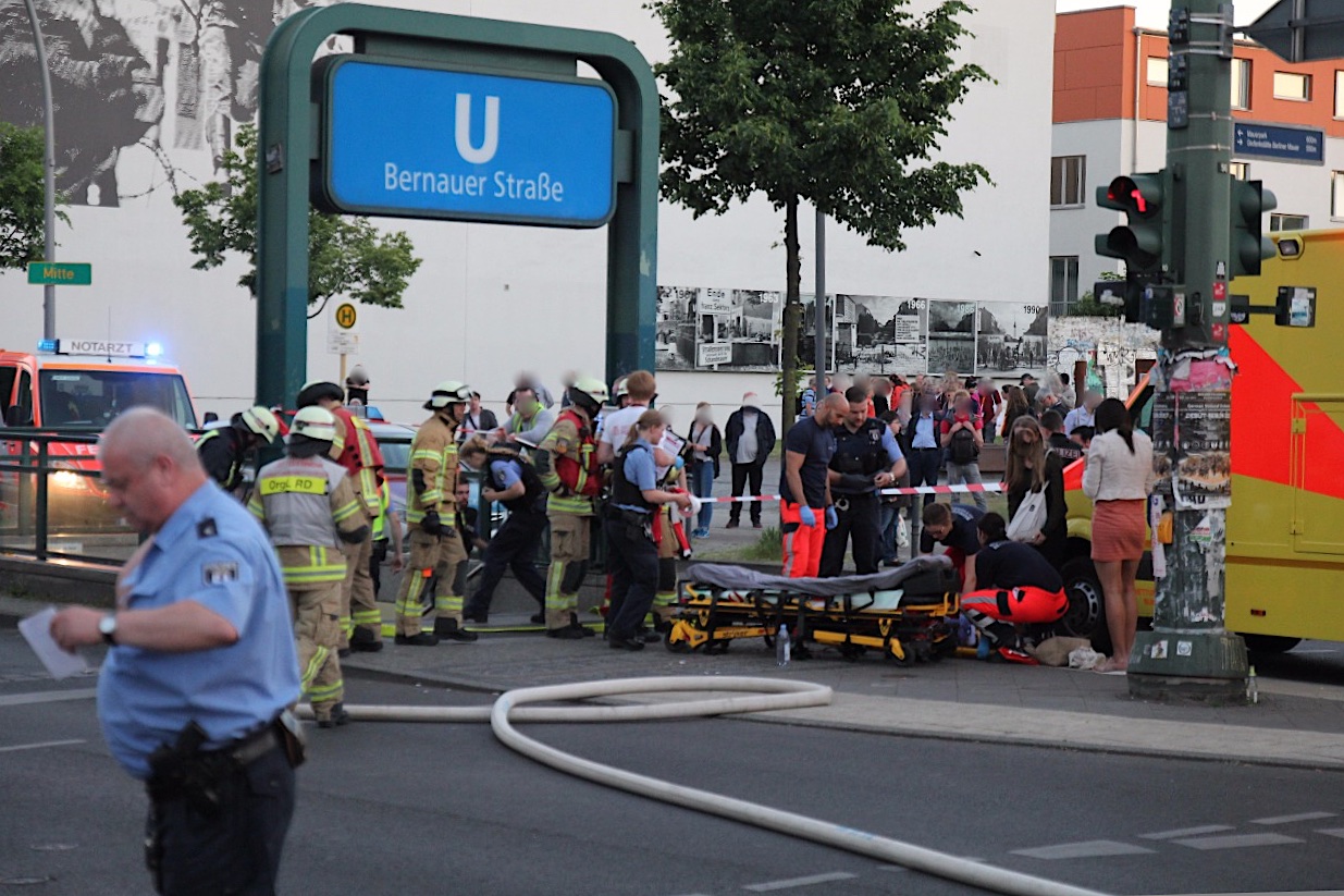 Unfall in Berlin: PKW rast in U-Bahnhof Bernauer Straße
