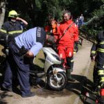 Feuerwehr holt Motorroller aus dem Teich im Stadtpark Bernau