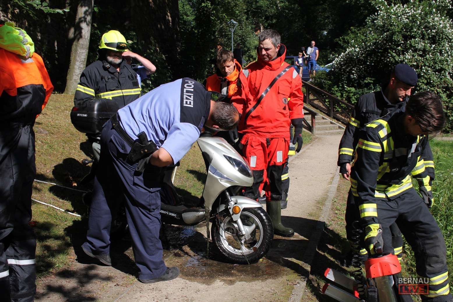 Feuerwehr holt Motorroller aus dem Teich im Stadtpark Bernau