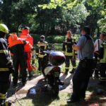Feuerwehr holt Motorroller aus dem Teich im Stadtpark Bernau
