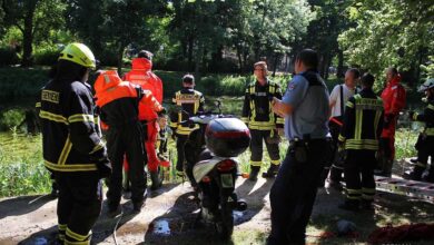 Feuerwehr holt Motorroller aus dem Teich im Stadtpark Bernau