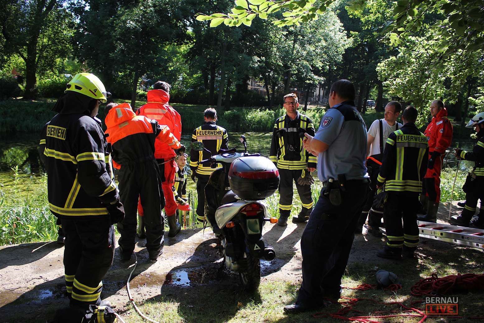 Feuerwehr holt Motorroller aus dem Teich im Stadtpark Bernau