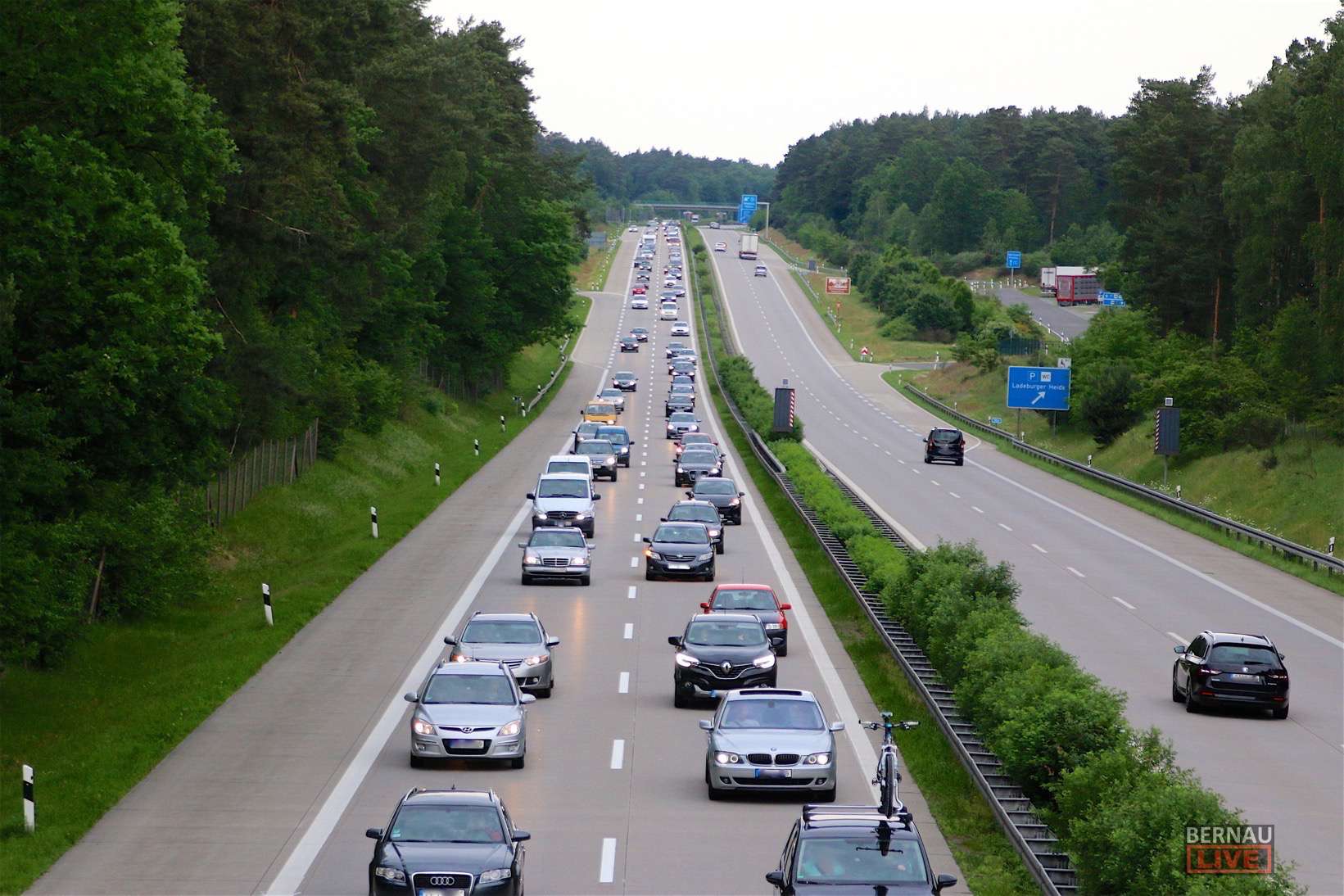 Bernau: A11 - Stau und volle Autobahnen zum Pfingstende