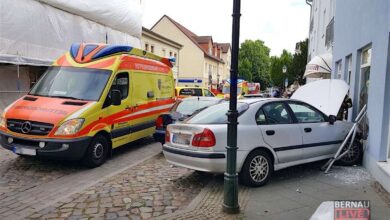 Verkehrshinweis Bernau: PKW in Hauswand gefahren