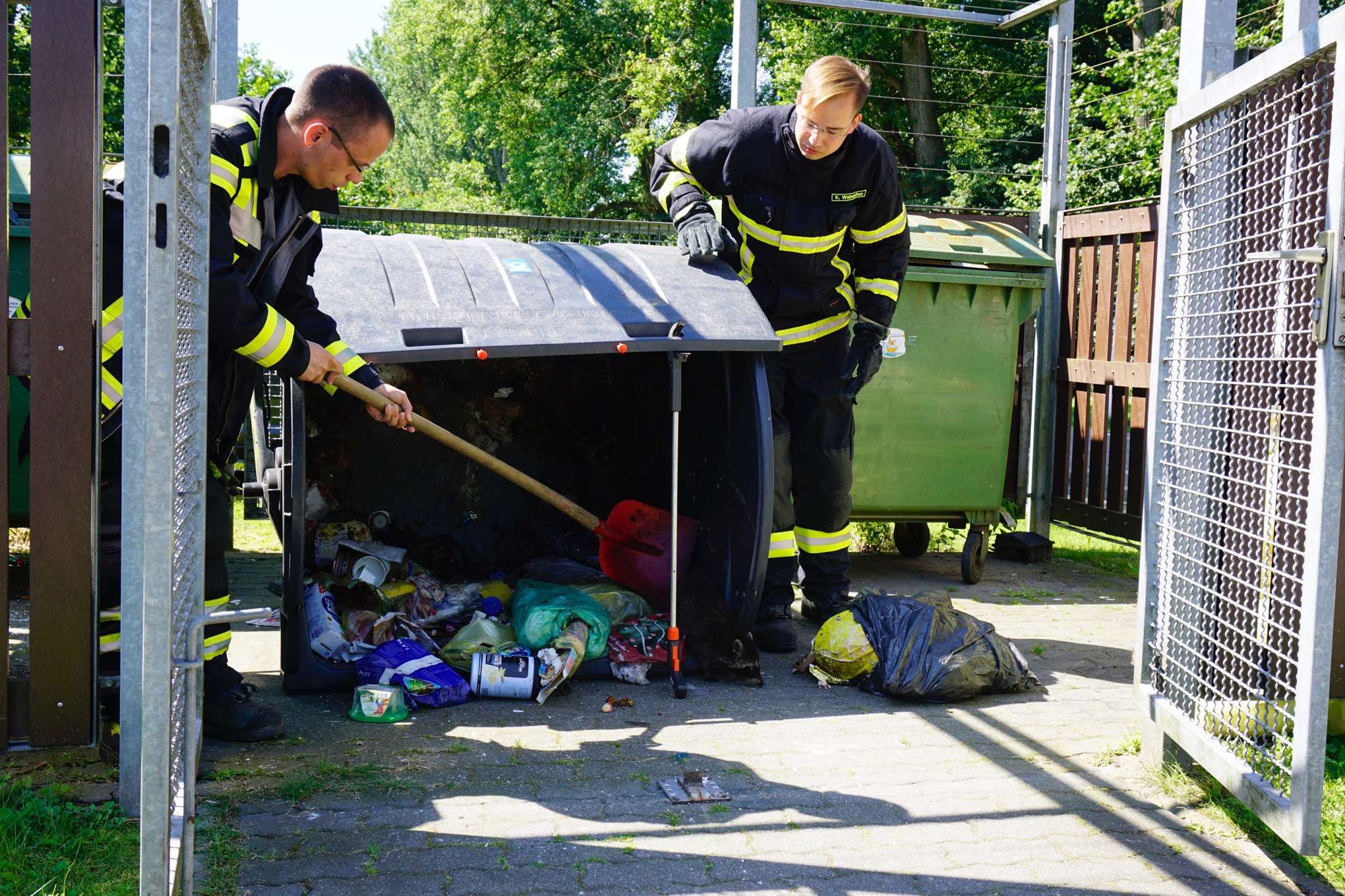 Feuerwehr Bernau befreite Waschbären-Kinder aus misslicher Lage