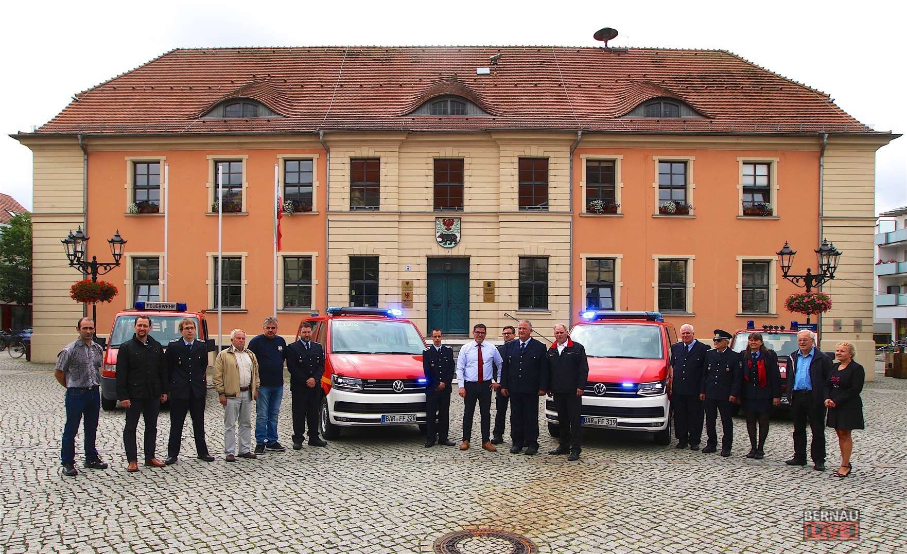 Zwei neue Fahrzeuge an die Feuerwehr Bernau übergeben