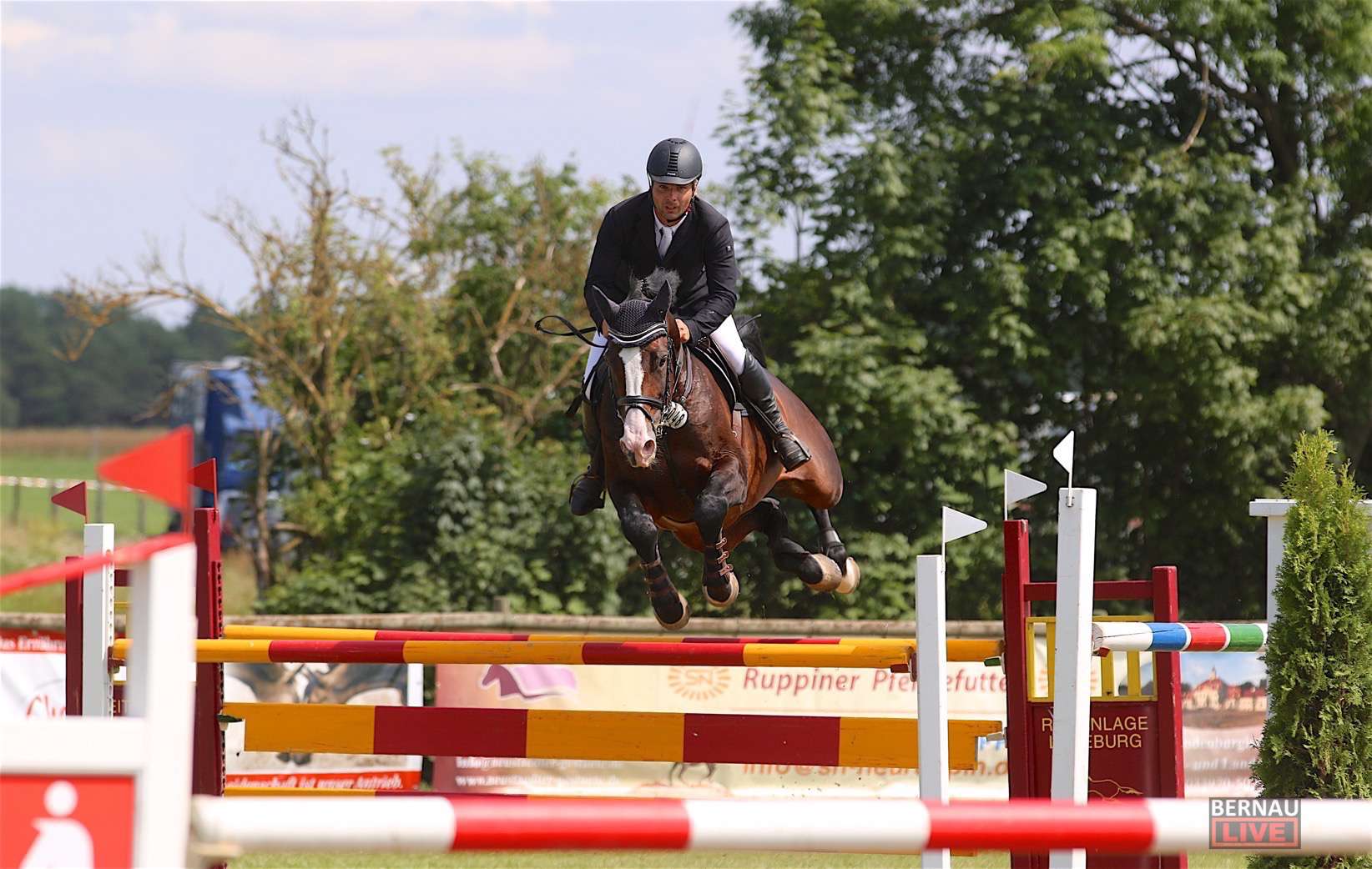 Spitzensport im Pferdesattel zog hunderte Besucher nach Ladeburg