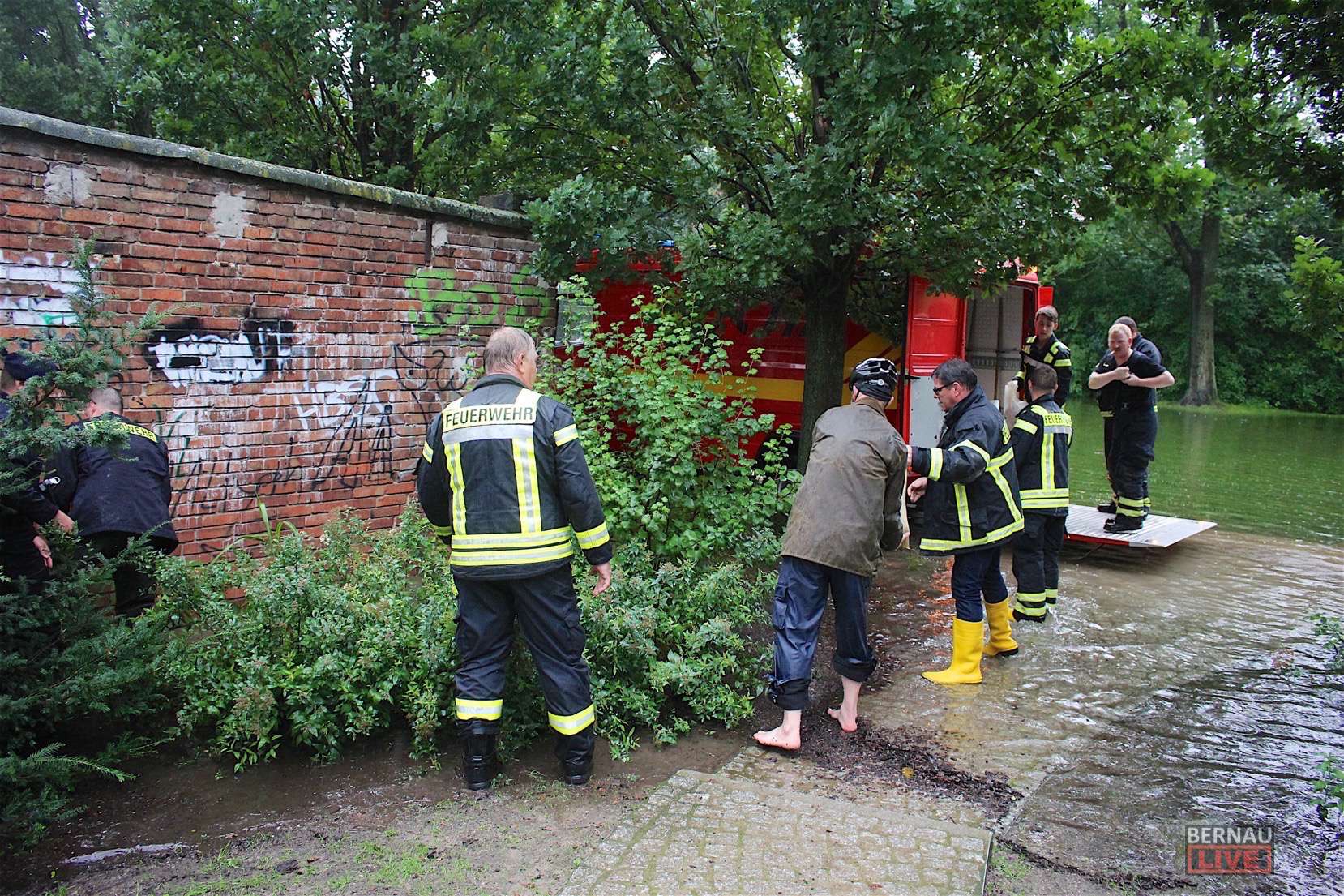 Bernau: Teichwasser überschwemmt Grundstücke - Feuerwehr kämpft