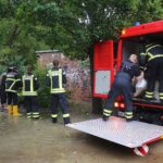 Feuerwehr Bernau 16 Stunden im (Regen) Dauereinsatz - Danke! 14 Bernau: Teichwasser überschwemmt Grundstücke - Feuerwehr kämpft