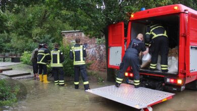 Bernau: Teichwasser überschwemmt Grundstücke - Feuerwehr kämpft
